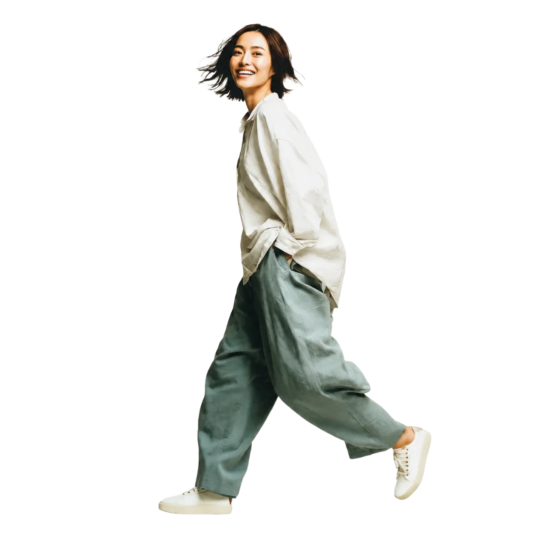 笑顔で歩く女性